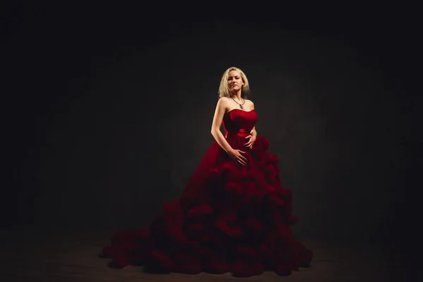 Una Chica Con Vestido Rojo Esponjoso Sobre Fondo Oscuro Mujer —  Fotos de Stock