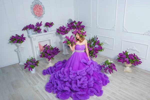 라일락 드레스를 소녀는 라일락을 배경으로 했습니다 보라색 드레스를 라일락 배경에 — 스톡 사진