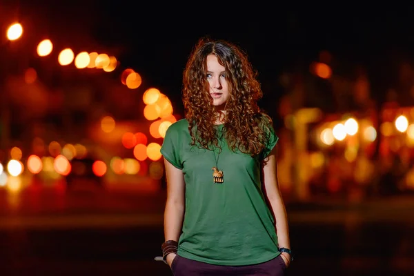 Retrato Una Joven Mujer Hermosa Fondo Las Luces Chica Pelirroja —  Fotos de Stock