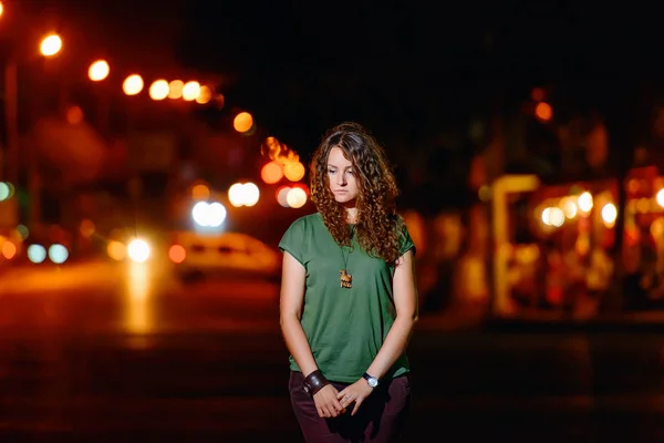 Retrato Una Joven Mujer Hermosa Fondo Las Luces Chica Pelirroja —  Fotos de Stock