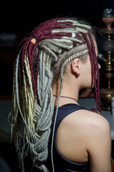 Meisje Met Gekleurde Kunstmatige Dreadlocks Piercings Blanke Bourgondische Dreadlocks Het — Stockfoto