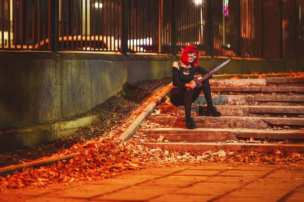 Дівчина Косплей Образі Темного Ельфа Червоній Перуці Мечем Тлі Нічного — стокове фото