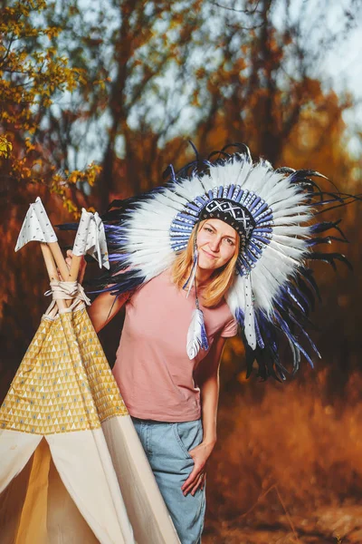 Una Chica Con Una Cucaracha Nativa Americana Cabeza Cerca Wigwam —  Fotos de Stock