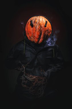 Kafa yerine balkabağı Cadılar Bayramı için ürkütücü bir görüntü. Cadılar Bayramı Balkabağı Jack-o-Lantern için görüntü, Fener Valesi. Karnaval için erkek balkabağı elbisesine bak.