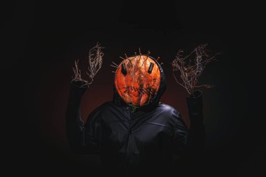 Kafa yerine balkabağı Cadılar Bayramı için ürkütücü bir görüntü. Cadılar Bayramı Balkabağı Jack-o-Lantern için görüntü, Fener Valesi. Karnaval için erkek balkabağı elbisesine bak.