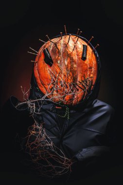 Kafa yerine balkabağı Cadılar Bayramı için ürkütücü bir görüntü. Cadılar Bayramı Balkabağı Jack-o-Lantern için görüntü, Fener Valesi. Karnaval için erkek balkabağı elbisesine bak.