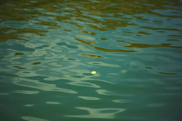 Powierzchnia Wody Stawie Jeziornym Jest Zielona Struktura Powierzchni Wody Woda — Zdjęcie stockowe