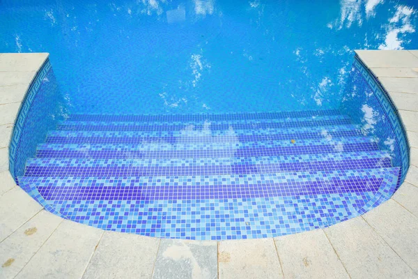 수영장으로 들어가는 수영장의 디자인 뜰에서 파란색 가지고 수영하는 — 스톡 사진