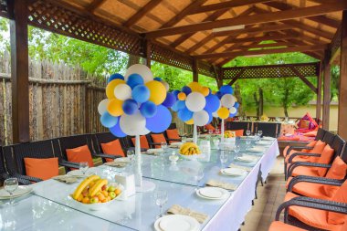 Çocukların doğum günü partisi için masa dekoru. Restoran toplarında masa dekorasyonu. Bir kafede şenlik masası
