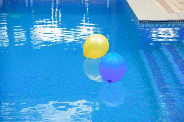 수영장에 수면에는 있습니다 어린이 생일에 풍선으로 장식된 — 스톡 사진