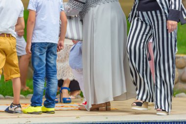 Kalabalıktaki insanların ayakları. Tatilde olan bir kalabalık..