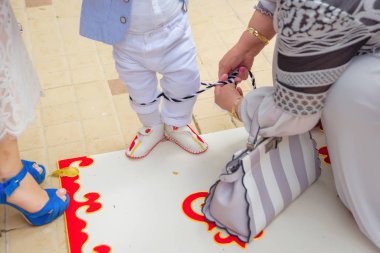 Kazak ulusal geleneği bir çocuğun ipini kesmek. Orta Asya sakinlerinin bağlarını koparmanın ilk doğum gününde yapılan gelenekler. Bir çocuğun ilk adımları