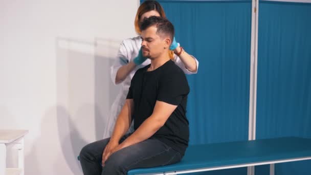 美容師による女性の脱毛に対する髪を復元するための手順に若い男 男性の早期脱毛のためのメソセラピー 髪の成長のための頭部への注射の手順 — ストック動画