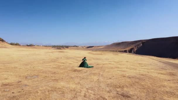 Mujer Vestida Verde Fondo Las Montañas Sur Kazajstán Mujer Joven — Vídeos de Stock