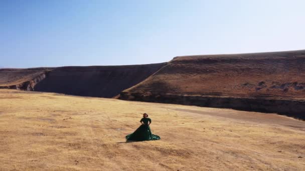 Žena Zelených Šatech Pozadí Hor Jižním Kazachstánu Mladá Žena Pohádkové — Stock video