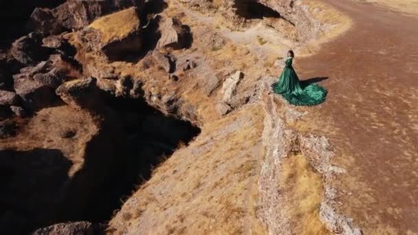 Femeie Într Rochie Verde Canionul Aksu Din Sudul Kazahstanului Tânără — Videoclip de stoc