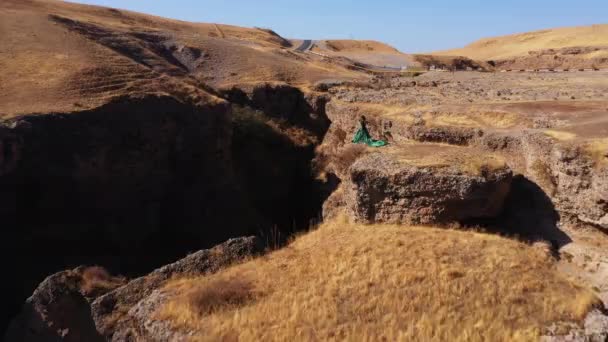 Una Mujer Con Vestido Verde Cañón Aksu Vista Aérea Del — Vídeos de Stock