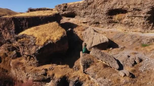 Uma Mulher Vestido Verde Cânion Aksu Sul Cazaquistão Vista Aérea — Vídeo de Stock