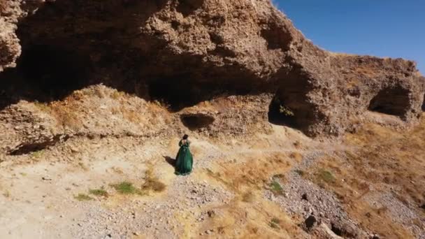 Uma Mulher Vestido Verde Cânion Aksu Sul Cazaquistão Vista Aérea — Vídeo de Stock