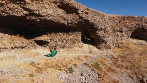 Une Femme Robe Verte Dans Canyon Aksu Dans Sud Kazakhstan — Video