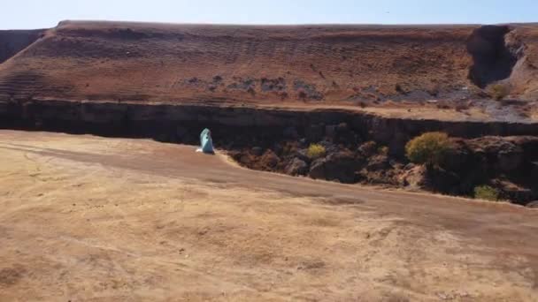 Mujer Exuberante Vestido Menta Cañón Aksu Sur Kazajstán Vista Aérea — Vídeos de Stock