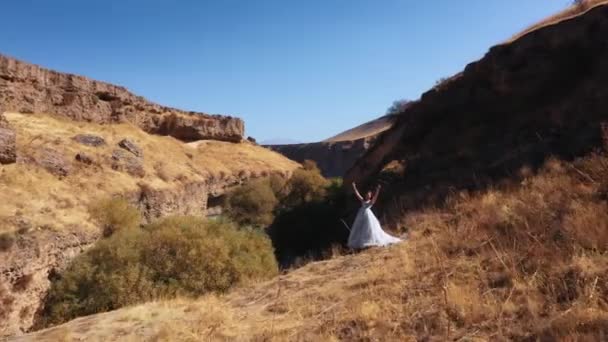 Woman Lush Mint Dress Aksu Canyon South Kazakhstan Aerial View — Stock video