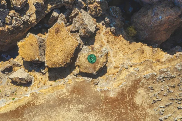 Femme Robe Verte Trouve Sur Sol Dans Canyon Aksu Dans — Photo