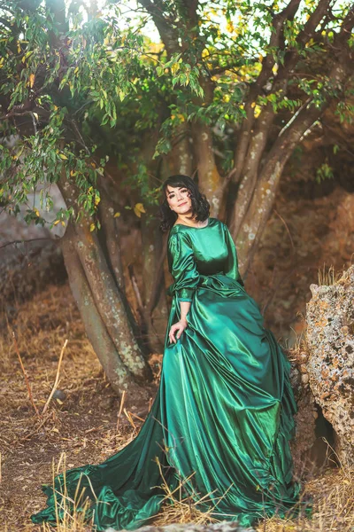 Mujer Con Exuberante Vestido Verde Principios Otoño Cañón Aksu Sur —  Fotos de Stock