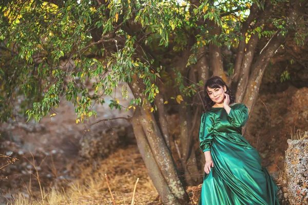 카자흐스탄 캐년의 초가을푸르른 드레스를 무도회 드레스를 바위를 배경으로 아름다운 — 스톡 사진