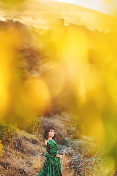 Femme Robe Verte Luxuriante Début Automne Dans Canyon Aksu Dans — Photo