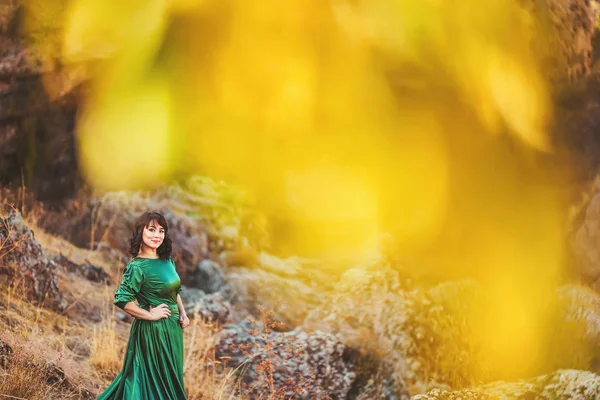 Mujer Con Exuberante Vestido Verde Principios Otoño Cañón Aksu Sur — Foto de Stock