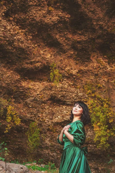 Mujer Con Exuberante Vestido Verde Cañón Aksu Sur Kazajstán Mujer — Foto de Stock