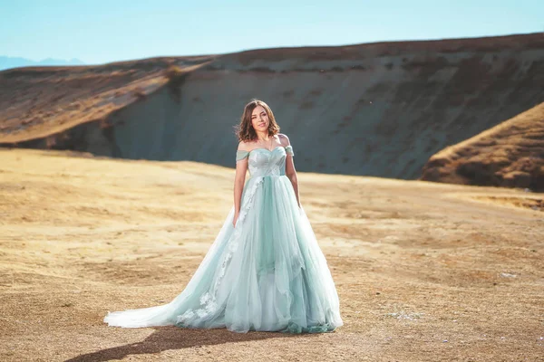 카자흐스탄의 캐니언에 우거진 아름다운 드레스를 여자는 바위와 배경으로 보복을 입는다 — 스톡 사진