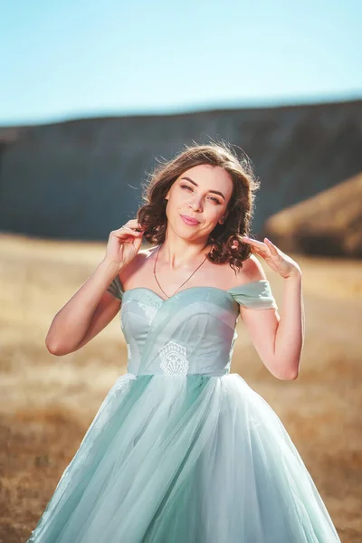 Retrato Mujer Hermoso Vestido Menta Cañón Aksu Sur Kazajstán Mujer — Foto de Stock