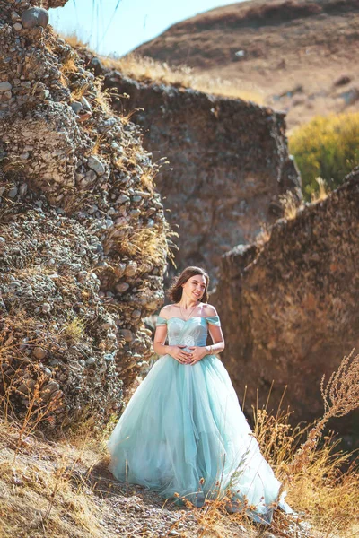 카자흐스탄의 캐니언에 우거진 아름다운 드레스를 여자는 바위와 배경으로 보복을 입는다 — 스톡 사진