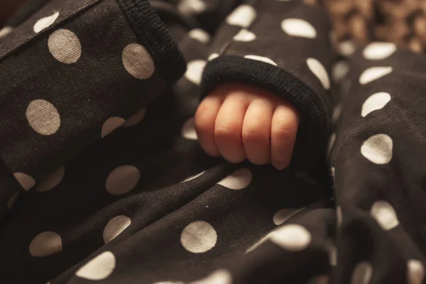 Hand Eines Neugeborenen Babys Die Kleine Hand Des Neuen Mannes — Stockfoto