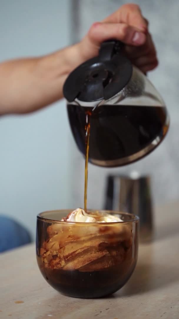 白蛋白咖啡 异乎寻常的美式咖啡配蛋白乳酪 热咖啡倒入粥中 — 图库视频影像
