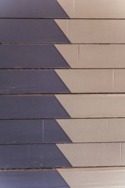 Geometrik ringa kemiği dokusu üçgenleri ve karton kutuların çizgileri. İki renk bej gri soyut arkaplan