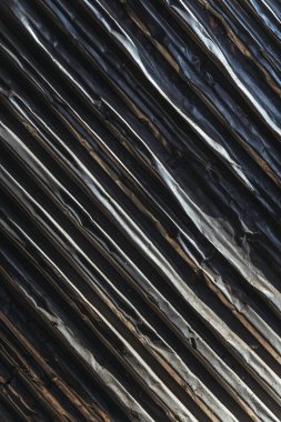 Eski buruşmuş metal kıvrımlı çarşafların dokusu. Alüminyum kıvrımlı tahta dokusu. Metalik koyu yatay çizgilerin soyut arkaplanı