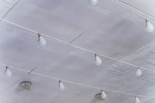 Une Guirlande Bulbes Blancs Sous Plafond Ampoules Blanches Décoration Guirlande — Photo