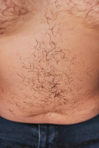 Erkek Vücudunda Saç Kesiminden Sonra Saç Kesimi Çıplak Bir Erkek — Stok fotoğraf