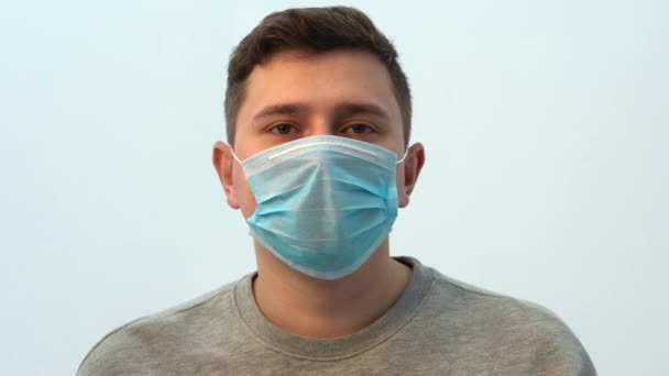 Vrolijke Gelukkige Man Doet Zijn Beschermend Masker Coronavirusepidemie Voorbij Het — Stockvideo