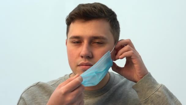 一个男人戴上了防护面具 验尸官大流行病已经开始流行 检疫流行病的爆发和自我隔离 一个戴着医疗面具的男人医用防护面罩 Covid 19大流行病病毒保护 — 图库视频影像