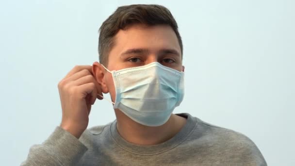 楽しい幸せな男は彼の保護マスクを脱ぐ コロナウイルスのパンデミックは終わりました 大流行の終わり 医者のマスクの男 保護医療面マスク Covid 19パンデミックウイルス対策 — ストック動画