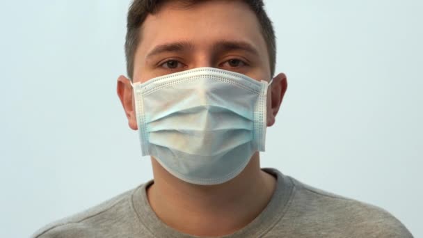 Uomo Felice Lieto Qualcuno Toglie Una Maschera Protettiva Epidemia Pandemia — Video Stock