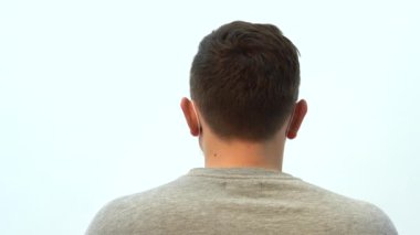 Neşeli mutlu adam koruyucu maskesini çıkar. Koronavirüs salgını sona erdi. Salgının sonu geldi. Tıbbi maskeli bir adam. Koruyucu tıbbi yüz maskesi. Covid 19 Salgın Virüs Koruma Programı.