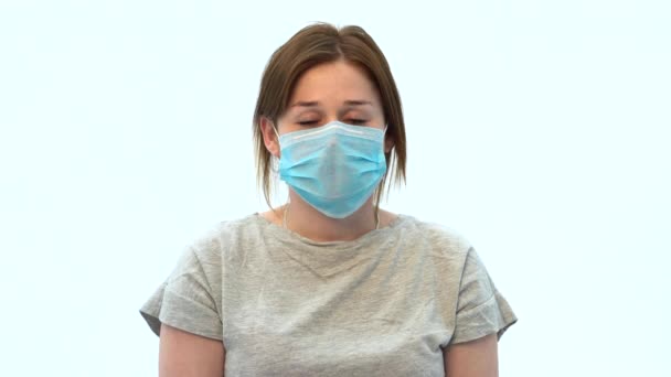 若い女性が保護マスクをつけている コロナウイルスのパンデミックの流行が始まった 隔離されたパンデミックと自己分離の発症 医者のマスクの男 保護医療面マスク — ストック動画