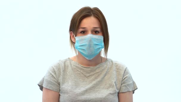 楽しい幸せな女性は保護マスクを脱ぐ コロナウイルスのパンデミックは終わりました 大流行の終わり 医療マスクの女の子 隔離及び自己分離の終了 — ストック動画