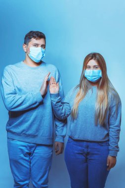 Tıbbi maskeli bir adam ve kadın. Bir salgın sırasında aile portresi. Koruyucu tıbbi yüz maskesi. Covid 19 Salgın Virüs Koruma Programı.