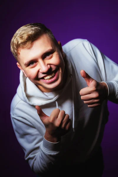 Портрет Молодого Человека Фиолетовом Фоне Молодой Человек Смеется Улыбаясь Веселым — стоковое фото